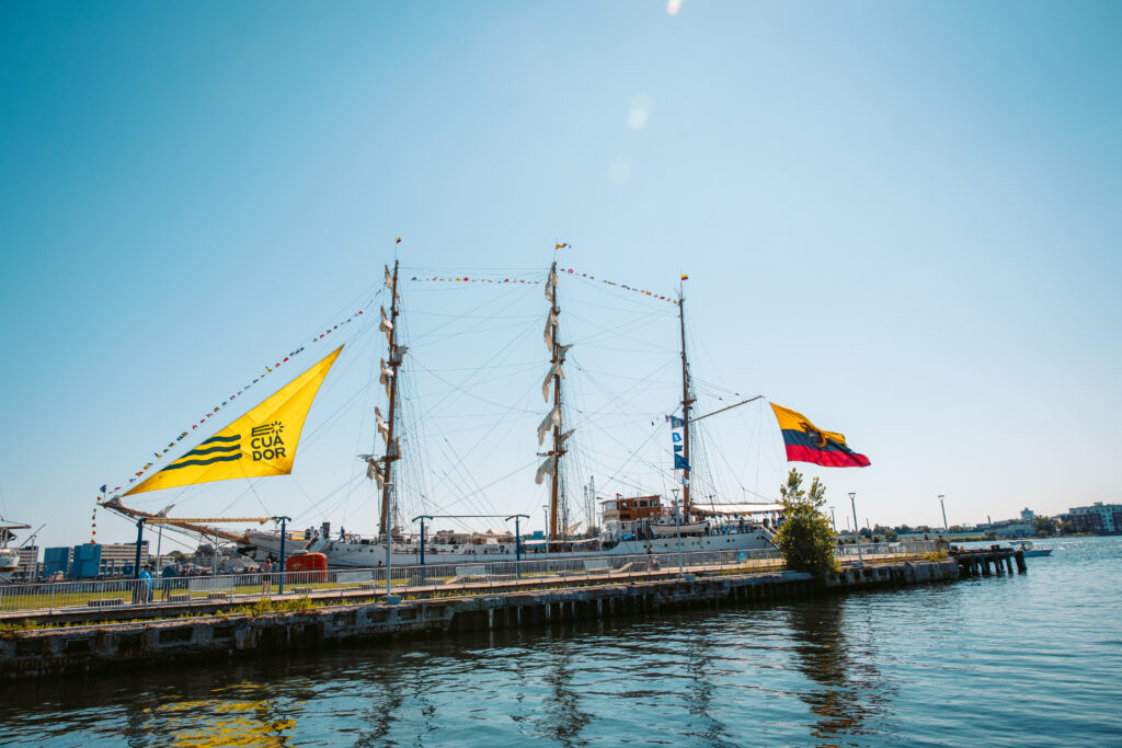 «All The World», «Only In Ecuador», «Tall Sail» y «Boston»